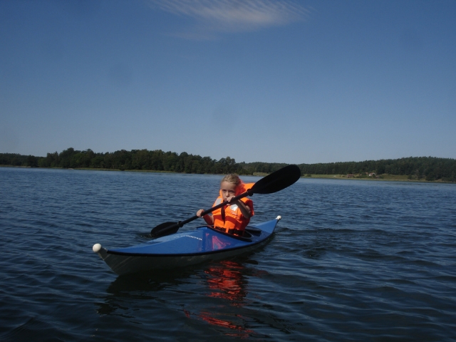 Niña con kayak en el mar