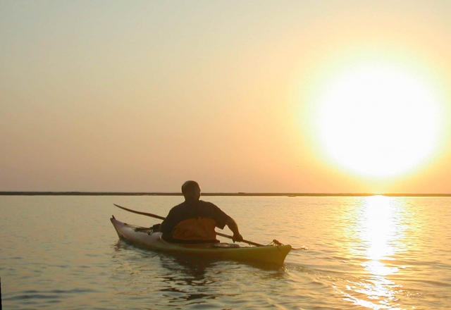 Saliendo de ruta en kayak al atardecer
