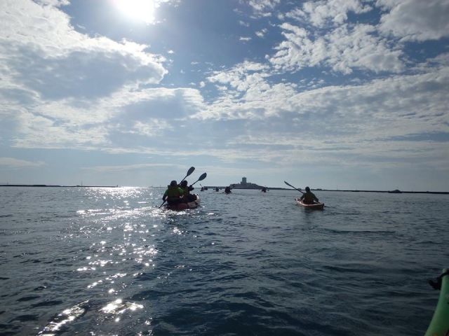 Grupo de personas practicando kayak