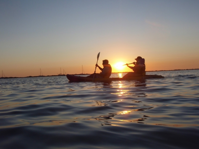 Duranle la puesta de sol en kayak