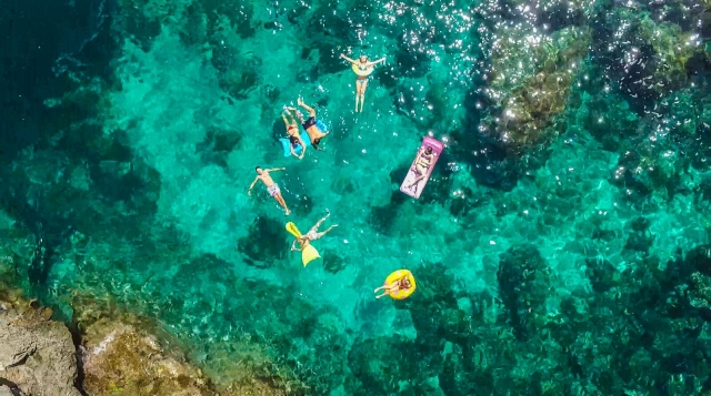  Dans la mer Méditerranée 