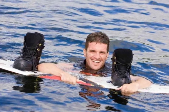  Uomo con attrezzatura da wakeboard