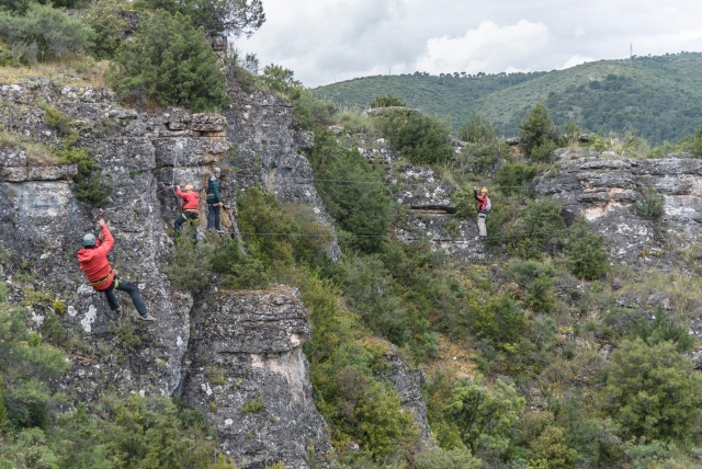  在铁索攀岩 (Vía Ferrata) 的高空滑索上滑行 