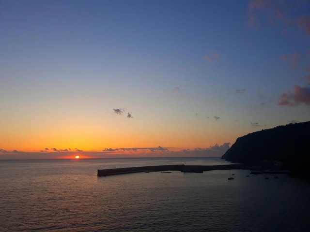  Der Sonnenuntergang am Horizont 