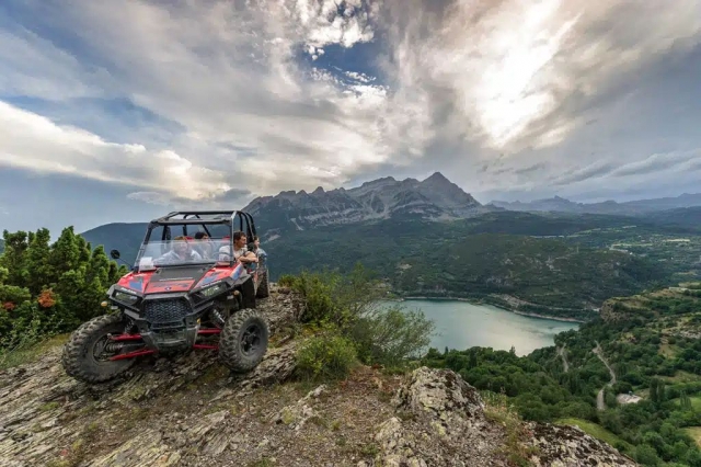  Famille pendant l'excursion en buggy