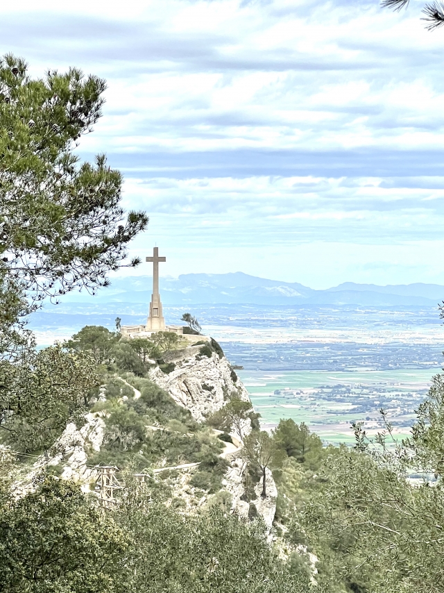  穿越马略卡岛的越野车 