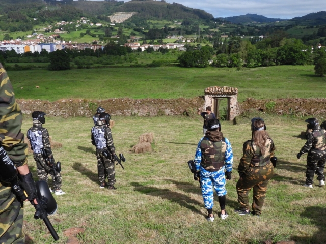  彩弹射击游戏 100 个球 