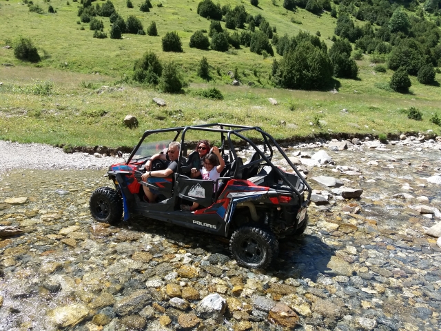 Attraversare un ruscello in buggy nei Pirenei 
