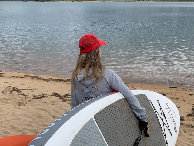 En la orilla con la tabla de SUP