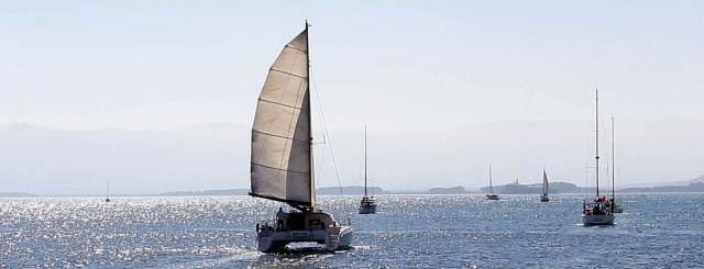 Catamarán navegando costa andaluza