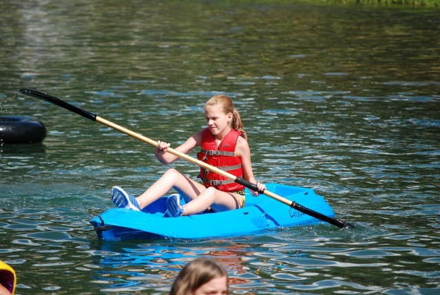 Ragazza in kayak individuale 