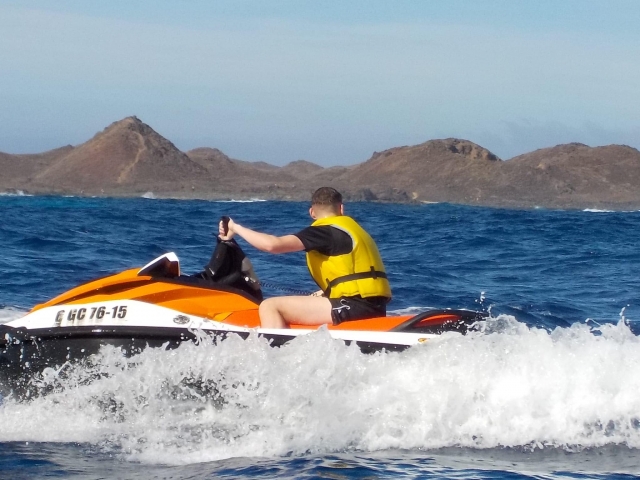 Joven acelerando en la moto de agua