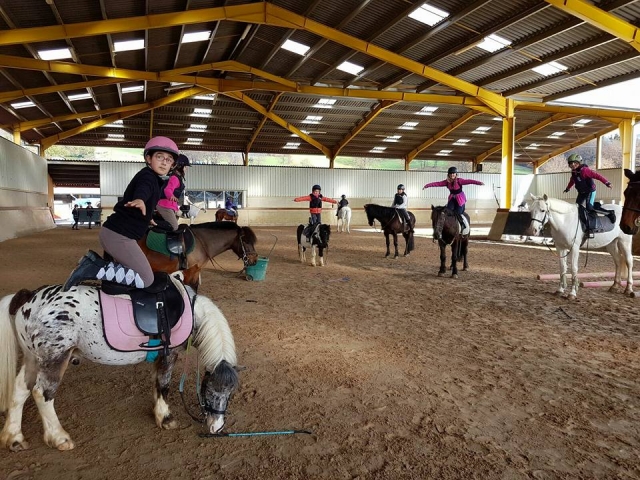  Enfants apprenant à monter à poney 