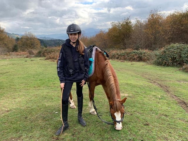  Fille avec un cheval dans le pré 