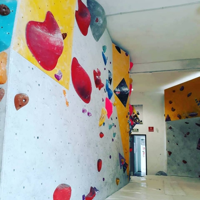  Einige Wände der Kletterwand 