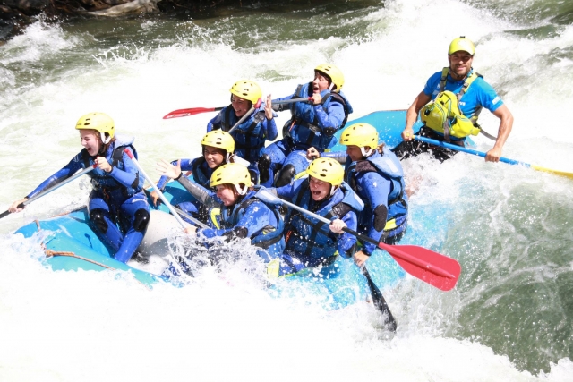 Descenso rafting aguas bravas Pirineos