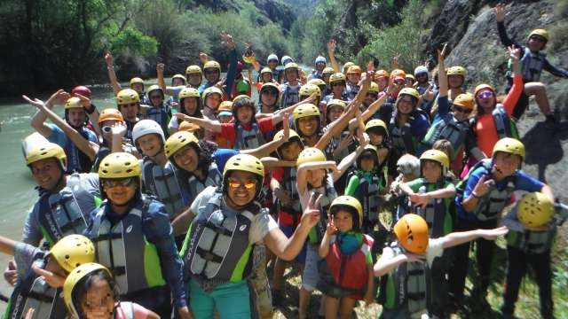  Gruppo preparato per praticare il rafting 
