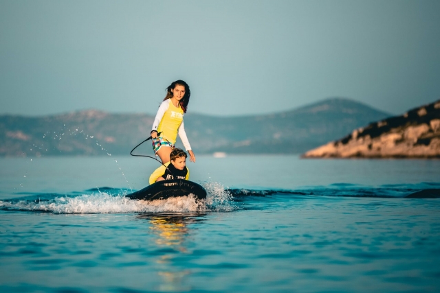  Motor-powered board 