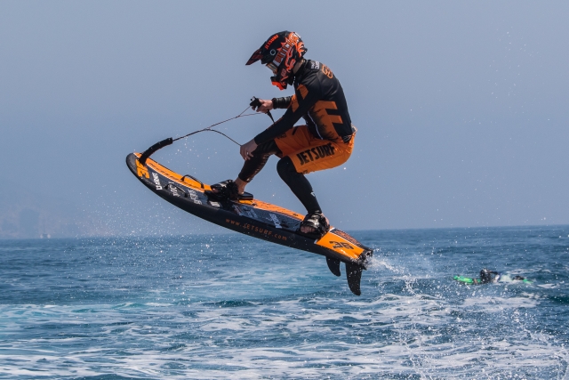 Salto con tabla de jet surf