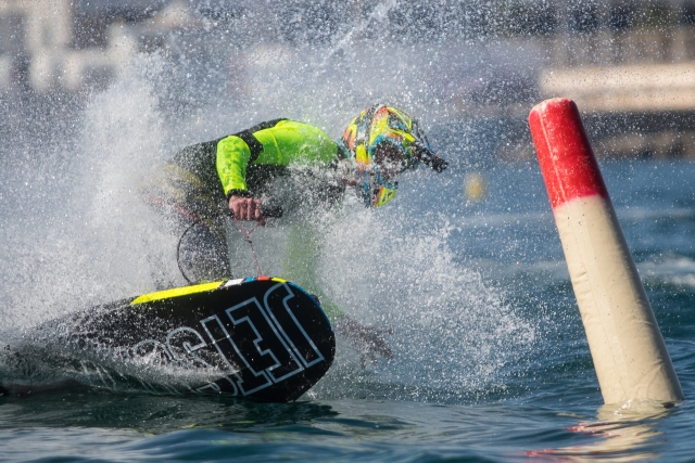 Girando con tabla de jet surf