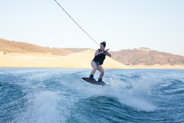 Saltando sobre ola con tabla de wake