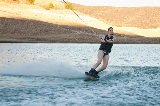 Chica haciendo wakerboard