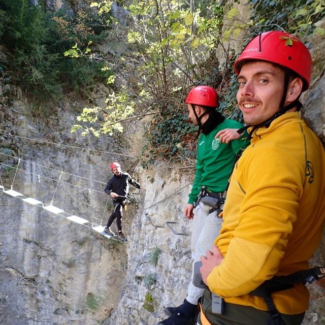 Jóvenes en vía ferrata Benasque