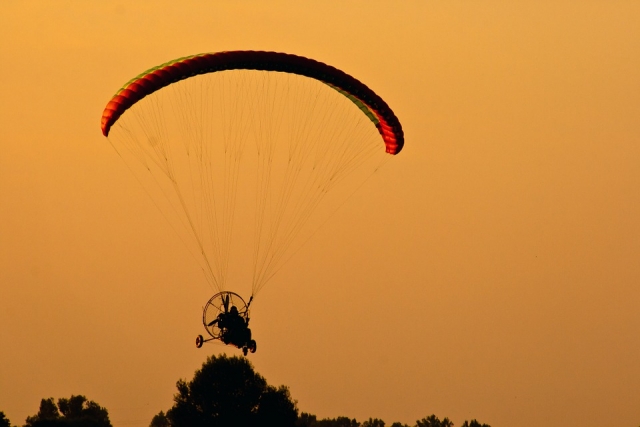 Paramotor al atardecer