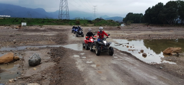不同路面上的四轮越野车路线 