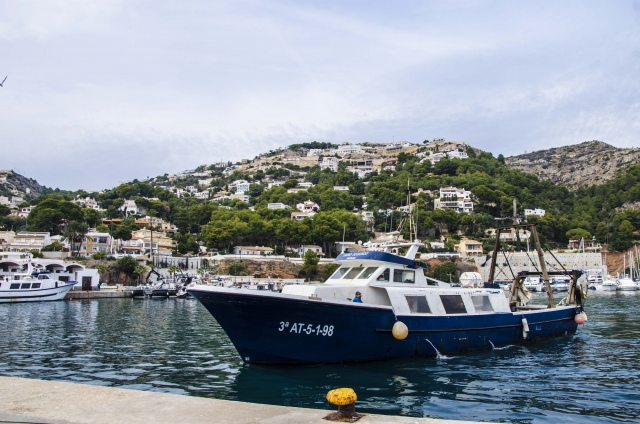  Barca che entra nel porto di pesca di Xàbia