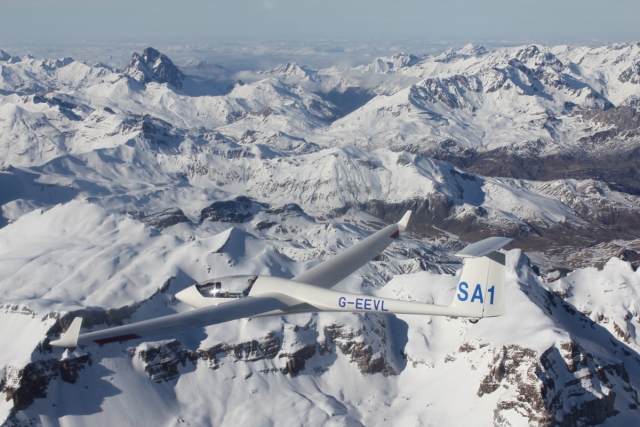 Cime innevate dei Pirenei 