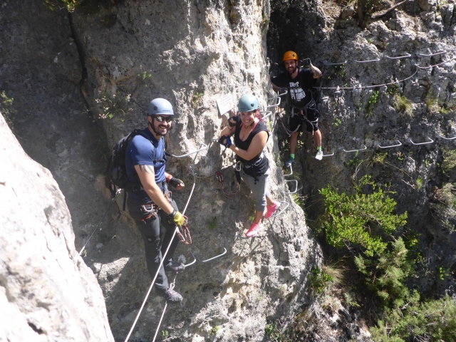  安全带和头盔via ferrata 
