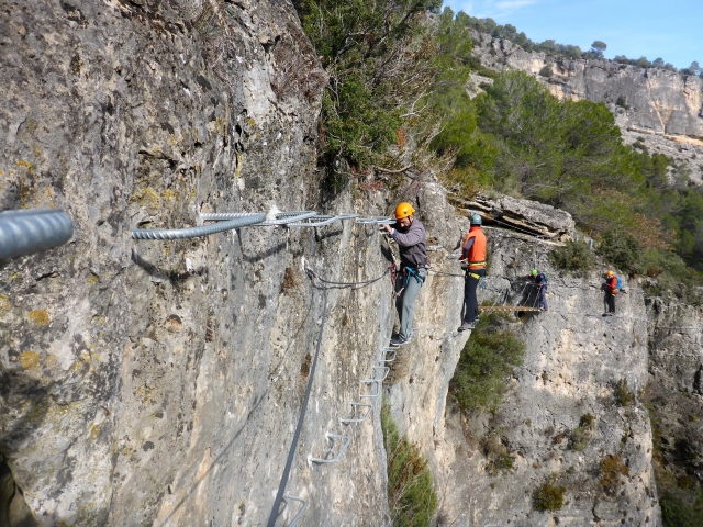  via ferrata 上的电缆和钉书钉 