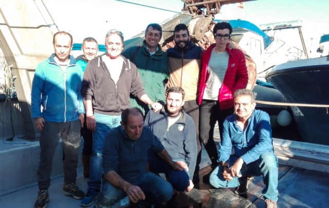 Tripulación con turistas pesqueros