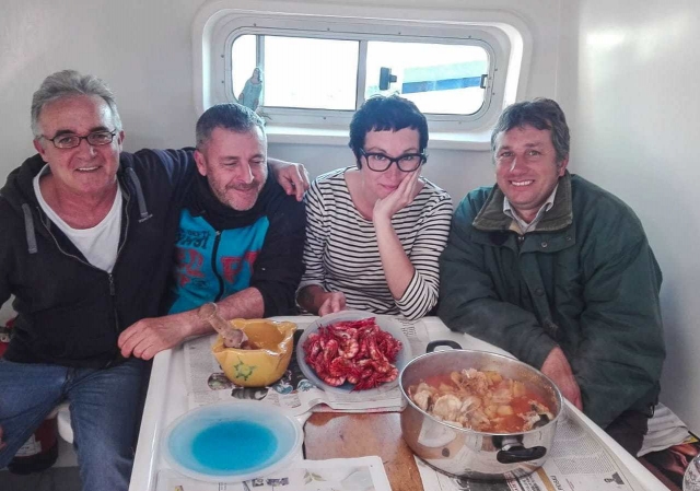 Grupo de turistas disfrutando de la comida a bordo
