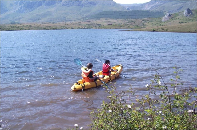 Piragua en el lago