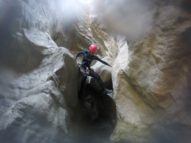 Atravesando cueva de roca blanca 