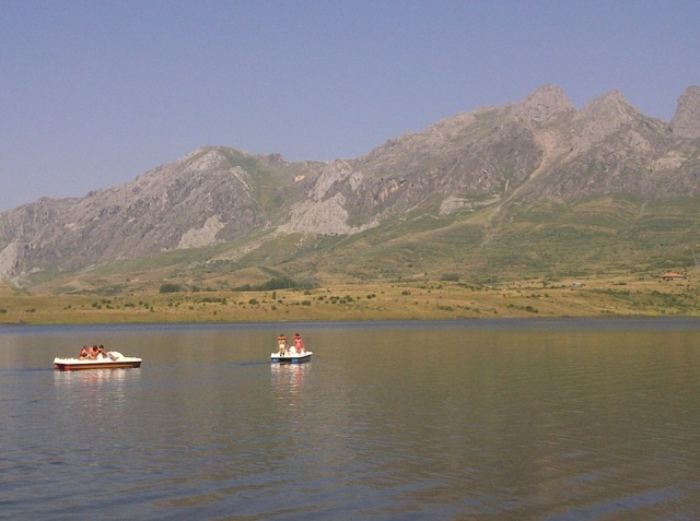 Hidropedales con las montañas de fondo
