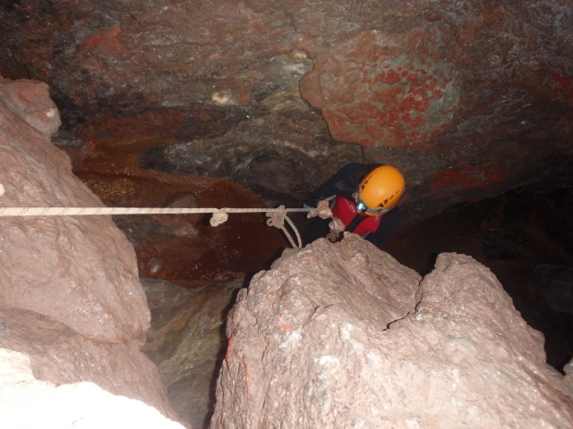  Cordes à l'intérieur de la grotte