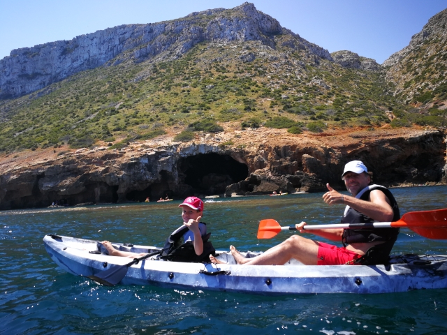 Practicando kayak con Montgó de fondo