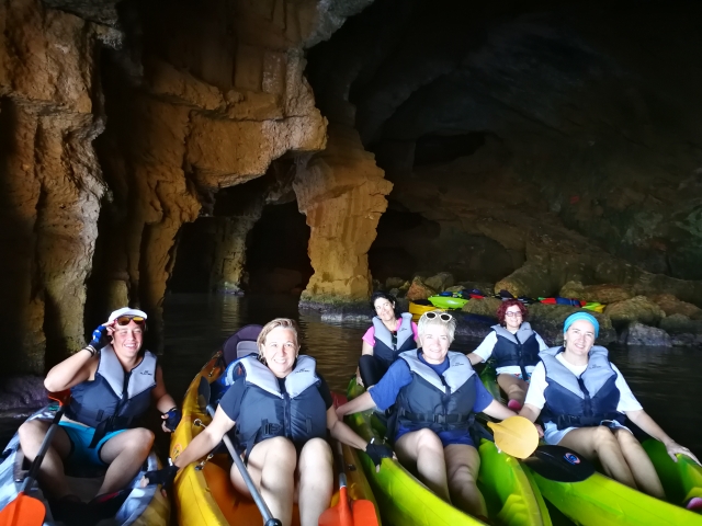 Explorando la Cova Tallada en kayak