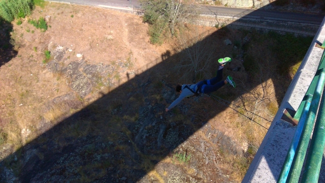 Impresionanle salto en bungee