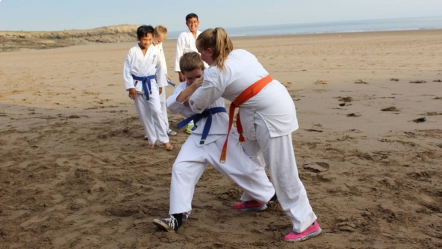  Pratique du kenpo sur la plage 