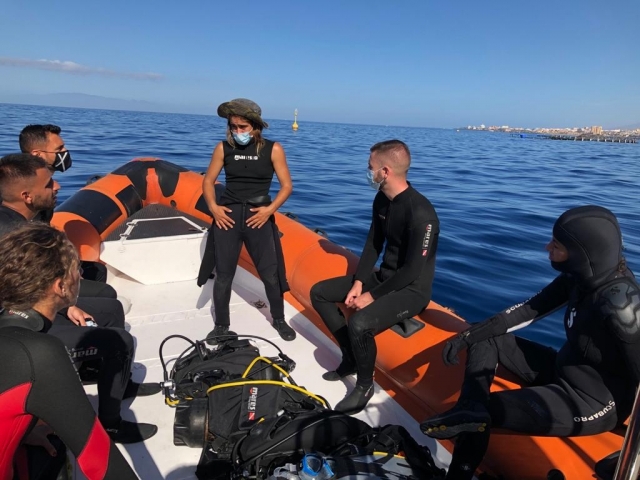  Briefing de plongée sur le bateau avant de plonger à Los Cristianos 