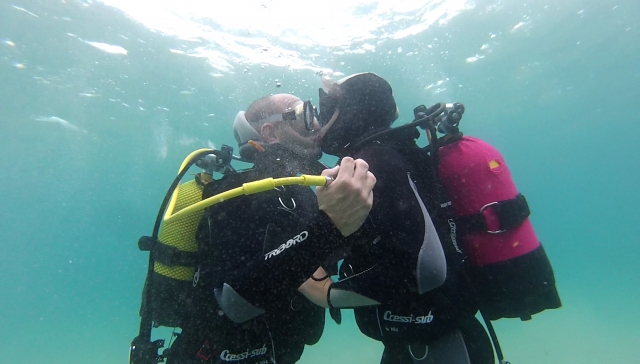 Pareja practicando buceo en Torredembarra