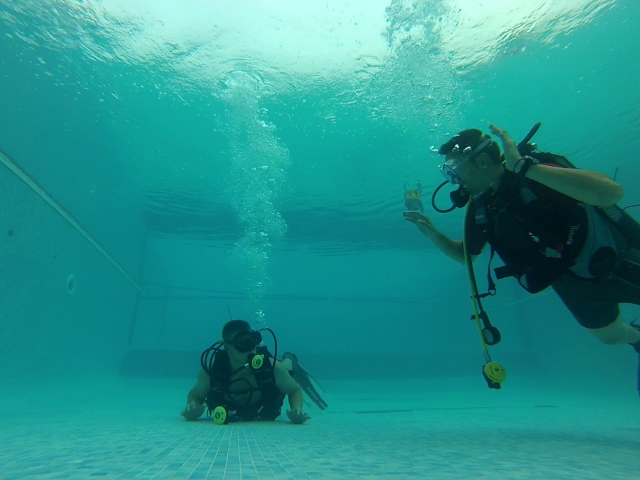 Instructeur et étudiant enseignant l'immersion en piscine 
