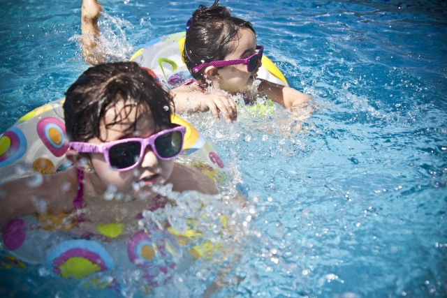  Bambini che fanno un tuffo in piscina