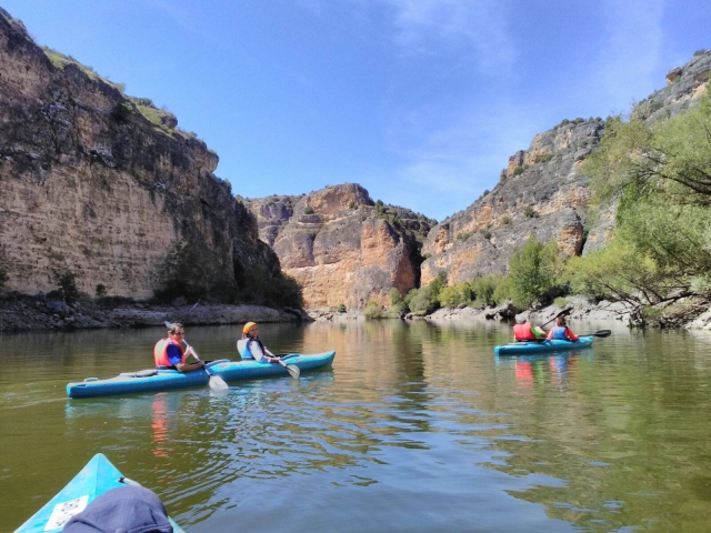  Family kayak tour through Burgomillodo 
