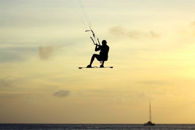 Volando mientras hace kitesurf