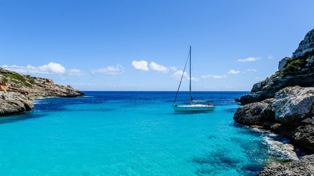 Playa de agua cristalina en Girona